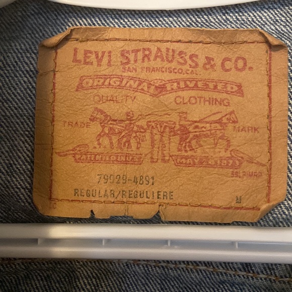 Levi’s jean jacket. Women’s size Medium EUC - Picture 2 of 3